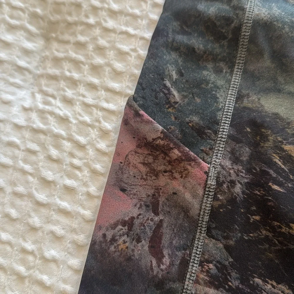 lululemon athletica Black & Subtle Pink Pattern Cropped Leggings